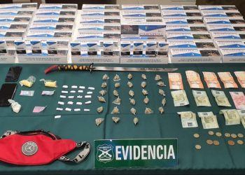 Detienen a sujetos que vendían droga en la vía pública