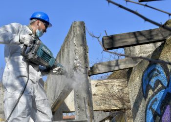 Inician demolición de ex Grupo Escolar en Chillán