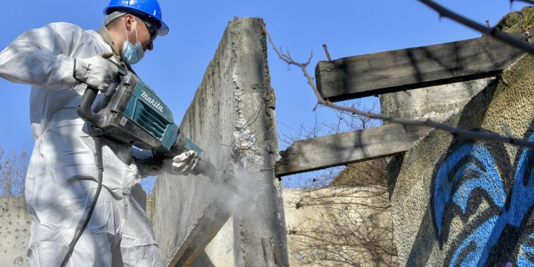 Inician demolición de ex Grupo Escolar en Chillán