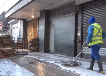 Anuncian limpieza y desinfección constante de perímetro del mercado en Chillán