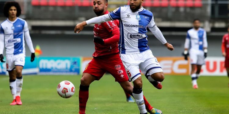 Un errático Ñublense empató sin goles ante Antofagasta