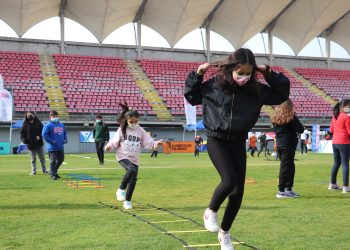 200 niños celebraron su día en el Estadio Nelson Oyarzún