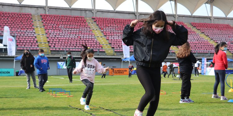 200 niños celebraron su día en el Estadio Nelson Oyarzún