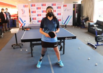 Tenimesista paralímpica de Ñuble cuenta con nueva prótesis para mejorar su rendimiento