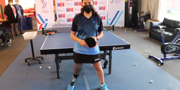 Tenimesista paralímpica de Ñuble cuenta con nueva prótesis para mejorar su rendimiento