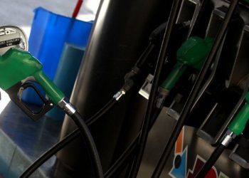 Bencinas caerán entre $19 y $26 por litro