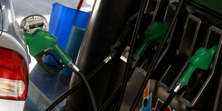 Bencinas caerán entre $19 y $26 por litro