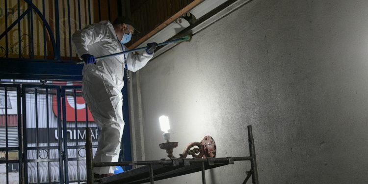 Mercado Techado de Chillán es sometido a limpieza y pintura interior