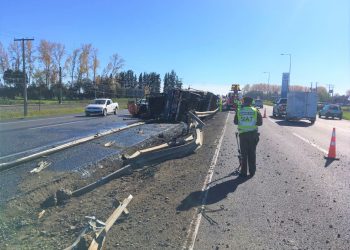 Investigan choque y volcamiento de camión en Ninquihue que dejó una persona fallecida