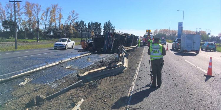 Investigan choque y volcamiento de camión en Ninquihue que dejó una persona fallecida