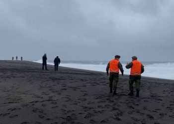 Cobquecura: Por aire y en roqueríos sigue búsqueda de desaparecidos en Iglesia de Piedra