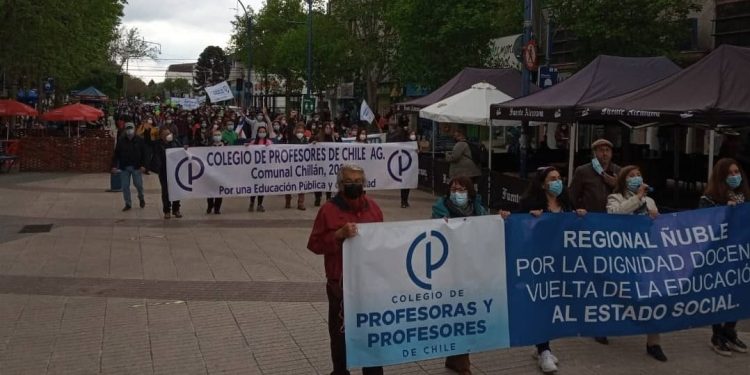 Profesores de Ñuble marcharon por el centro de Chillán