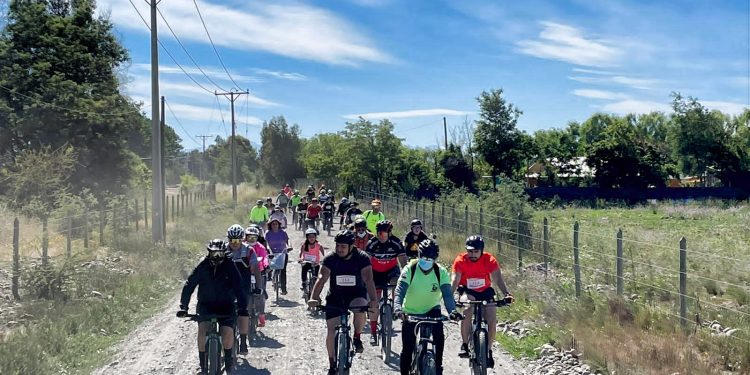 Un centenar de pedaleros animó la “Gran Cicletada Familiar Puente Ñuble”