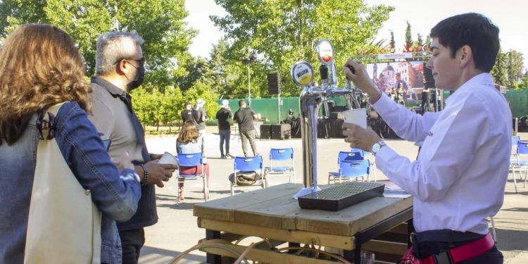 Quillón: Noche de cerveza checa y rock disfrutaron cerca de 400 personas