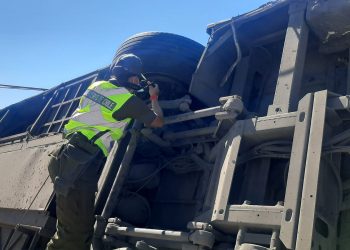 Continúan los peritajes para esclarecer causas de volcamiento de bus que dejó dos muertos