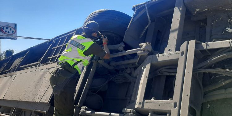 Continúan los peritajes para esclarecer causas de volcamiento de bus que dejó dos muertos