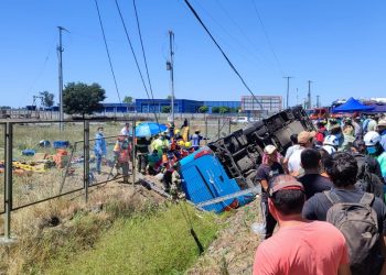 Confirman muertes de guagua de 6 meses y mujer en volcamiento de bus en Ruta 5 Sur