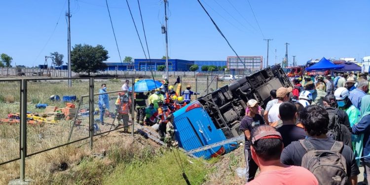 Confirman muertes de guagua de 6 meses y mujer en volcamiento de bus en Ruta 5 Sur