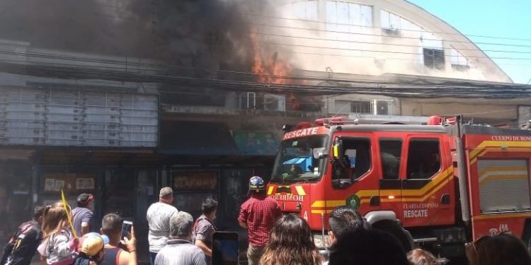 Incendio afectó a locales comerciales en Chillán
