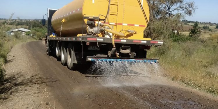 Itata: Comienza proceso para aplicar matapolvo en 47 caminos rurales