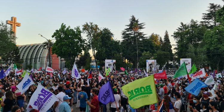 Plaza de Armas fue epicentro de las celebraciones por el triunfo de Gabriel Boric