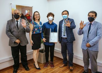 Entregan reconocimiento a estudiante ñublensino que obtuvo medalla de oro en Olimpiadas de Matemáticas