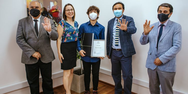 Entregan reconocimiento a estudiante ñublensino que obtuvo medalla de oro en Olimpiadas de Matemáticas