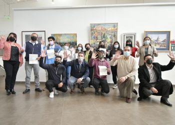 Entregan cheque de $650 mil a ocho estudiantes destacados de liceos municipales de Chillán