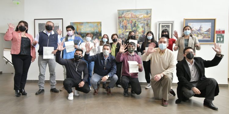 Entregan cheque de $650 mil a ocho estudiantes destacados de liceos municipales de Chillán