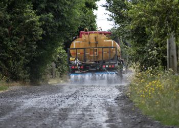 Municipio avanza en aplicación de matapolvo en caminos y pasajes de sectores rurales de Chillán