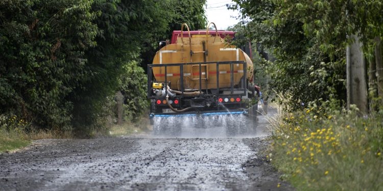 Municipio avanza en aplicación de matapolvo en caminos y pasajes de sectores rurales de Chillán