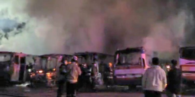 Siete microbuses de «Los Rápidos» se incendiaron en terminal camino Las Mariposas