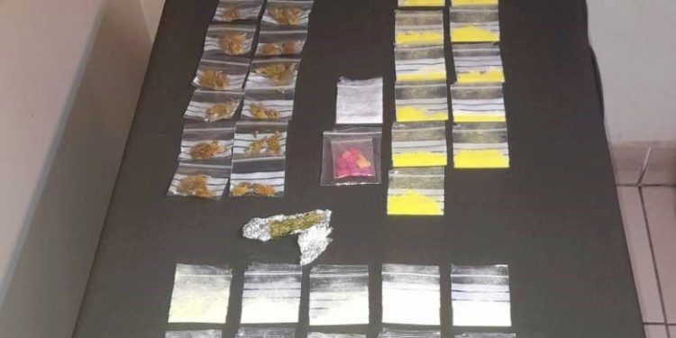 Detienen a sujetos que vendían cocaína en Plaza de Armas de Chillán