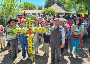 Más de 300 asistentes acompañaron la procesión de la Cruz del Trigo en Santa Cruz de Cuca