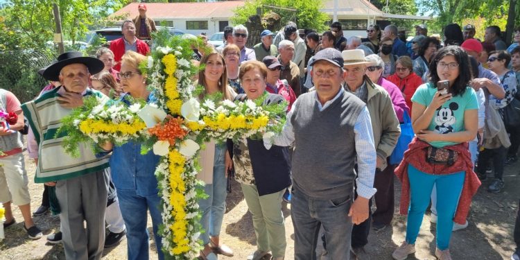 Más de 300 asistentes acompañaron la procesión de la Cruz del Trigo en Santa Cruz de Cuca