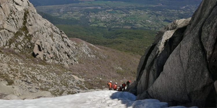 Refuerzan búsqueda de joven desaparecido en cerro de San Fabián