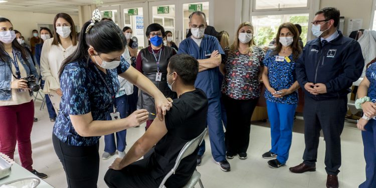 Inician inoculación con vacuna bivalente contra el Covid-19 en Ñuble