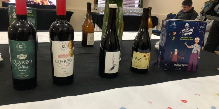 Viñateros y restaurantes se vinculan en didáctica cata de vinos