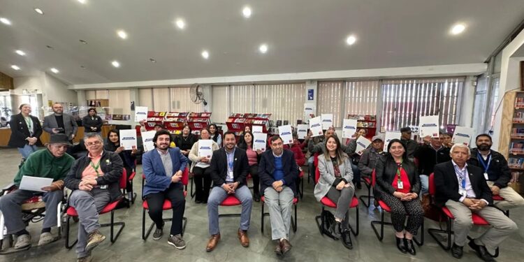 20 familias de El Carmen recibieron sus títulos de dominio