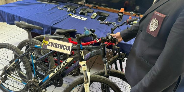 Detienen a hombre que mantenía especies robadas, drogas y armas