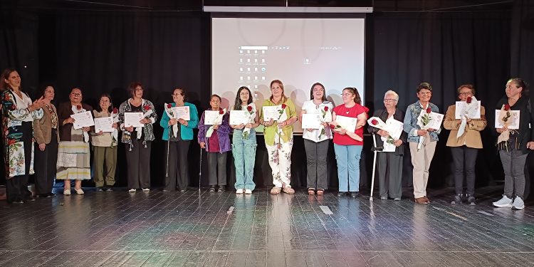 Más de 120 personas participaron de la inauguración de la muestra del Fondart «Mujeres Creando Redes»