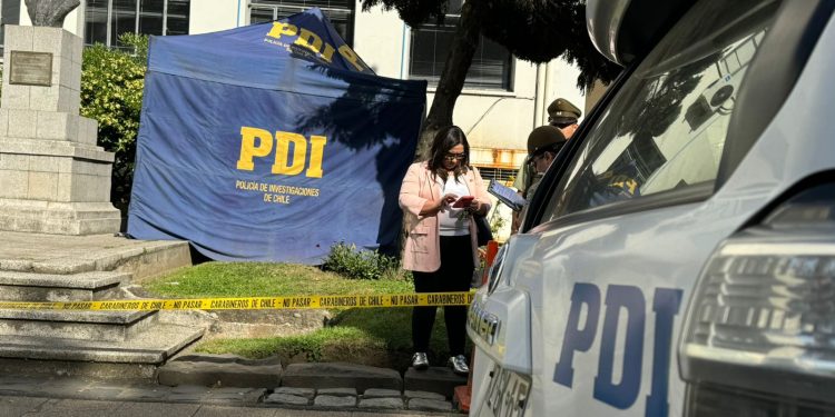 Investigan muerte de hombre cuyo cuerpo estaba frente a la Plaza de Armas de Chillán