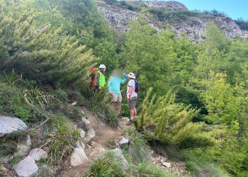 Rescatan a senderista contracturado en Laguna Huemul