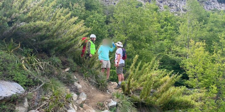 Rescatan a senderista contracturado en Laguna Huemul