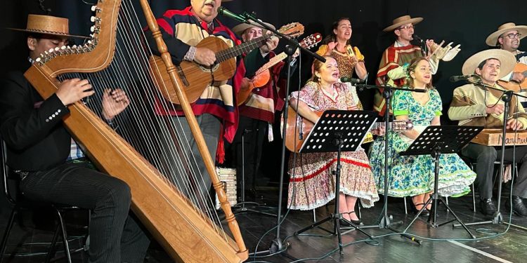 Academia de Folclore realiza presentación en la Escuela Artística