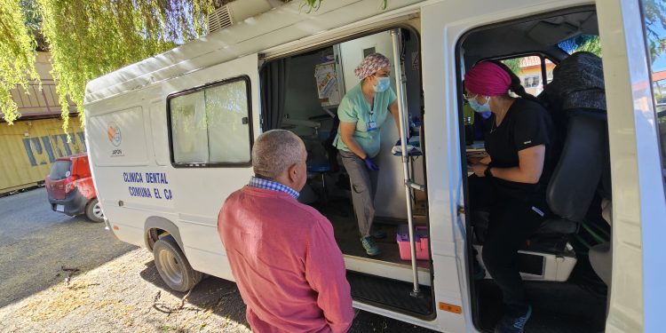 El Carmen: Implementan atención de urgencias dentales en clínica móvil