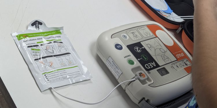 Instalan generadores de respaldo y desfibriladores en las 10 postas de El Carmen