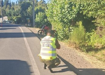 Investigan causas de choque de una moto con un árbol que dejó una mujer muerta en sector Recinto