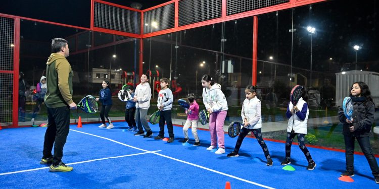 Comenzó taller municipal gratuito de padel en el sector oriente de Chillán