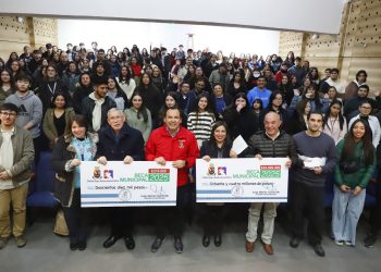 Chillán Viejo: Entregan becas a 400 estudiantes de Educación Superior